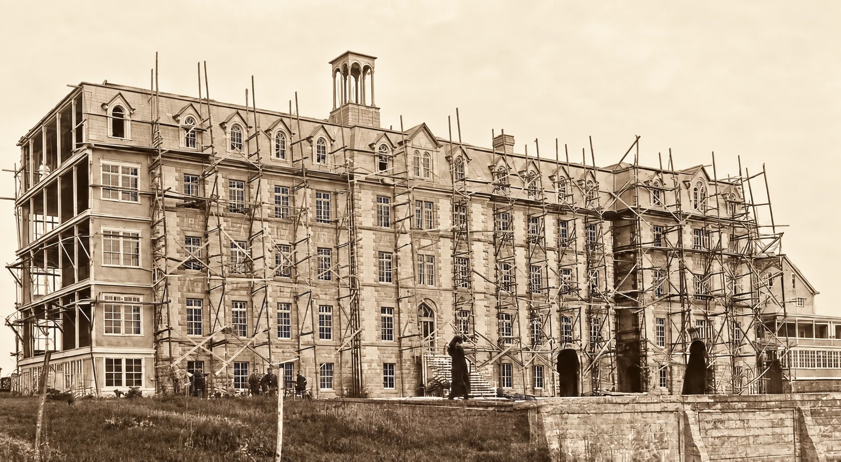 Le deuxième collège en construction en 1920