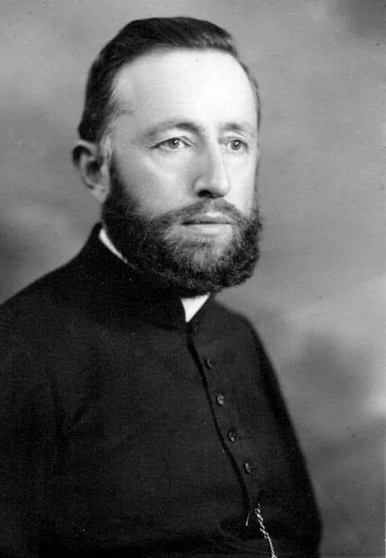 Portrait du père Denis Doucet portant la barbe