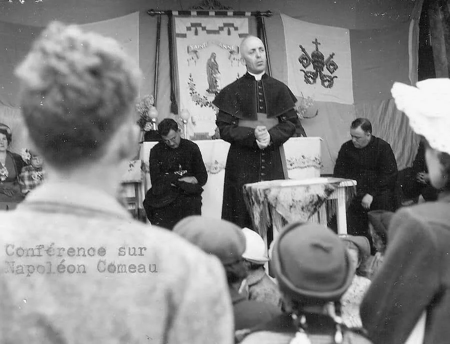 Mgr René Bélanger s’adresse à l’assemblée dans la chapelle