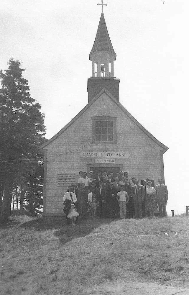 La chapelle Sainte-Anne et un groupe de paroissiens devant l’entrée