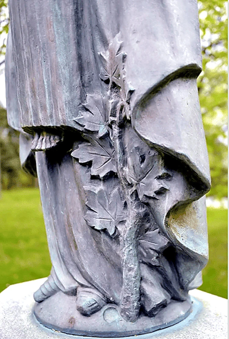 Draperie et feuilles d’érable sculptées