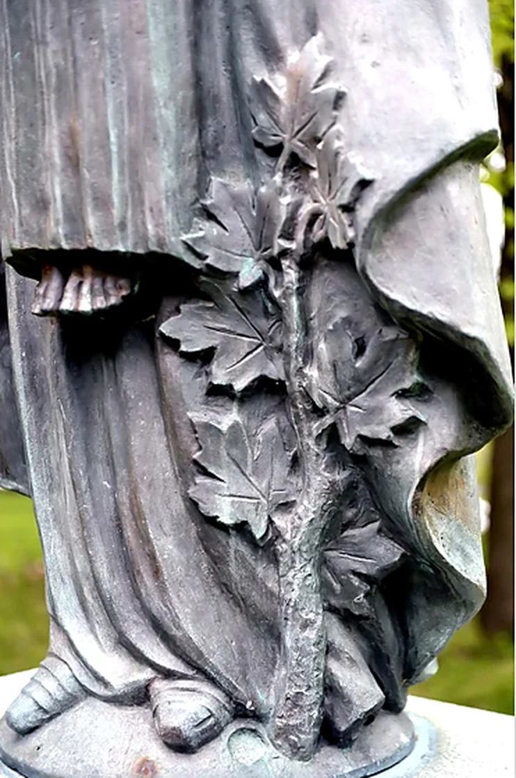 Manteau de la statue et feuilles d’érable sculptées