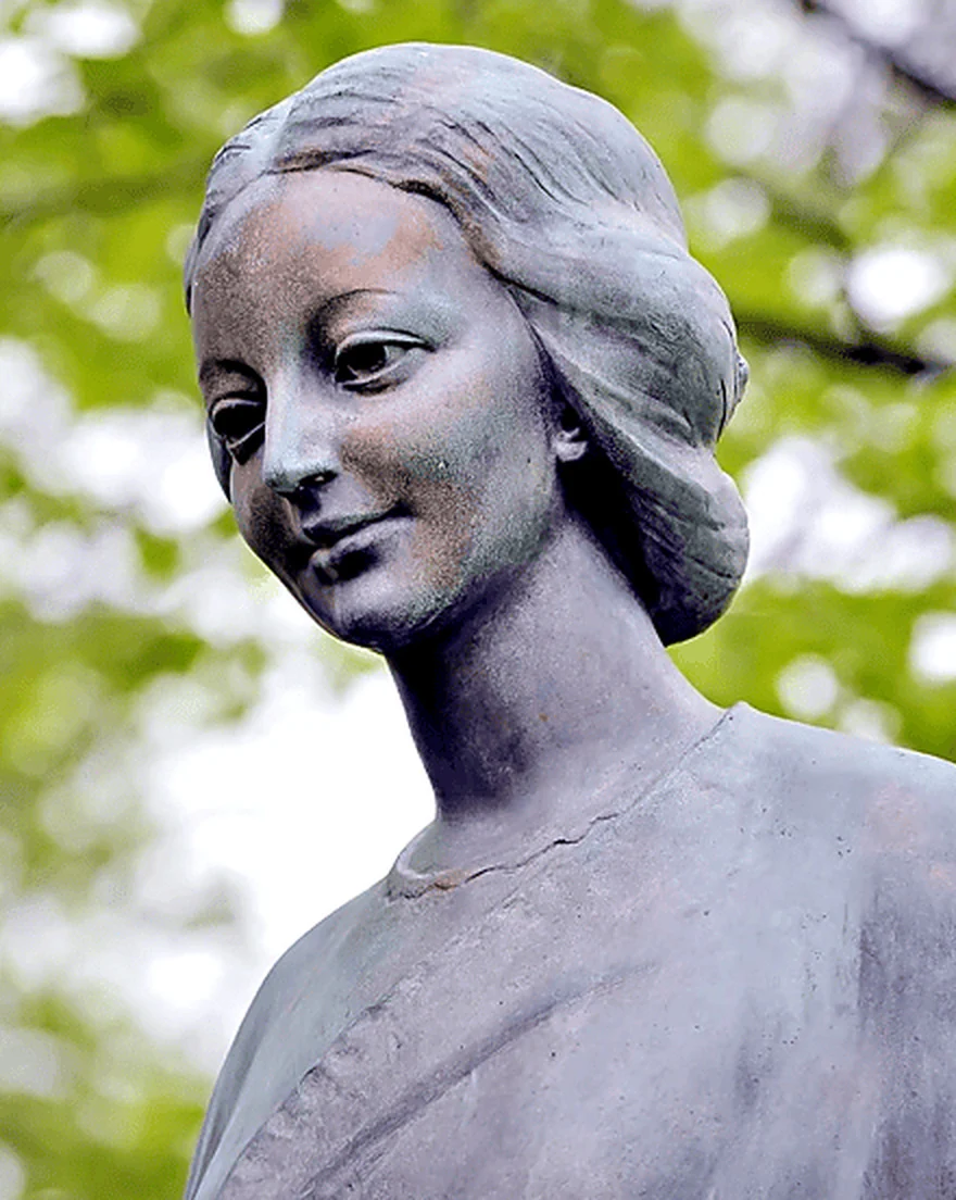 Visage de la Vierge légèrement incliné