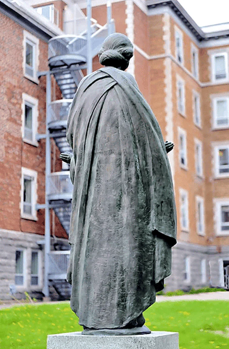 Vue arrière de la statue dans le jardin de la Maison des Eudistes