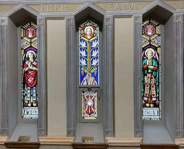 Premier détail des vitraux du baptistère