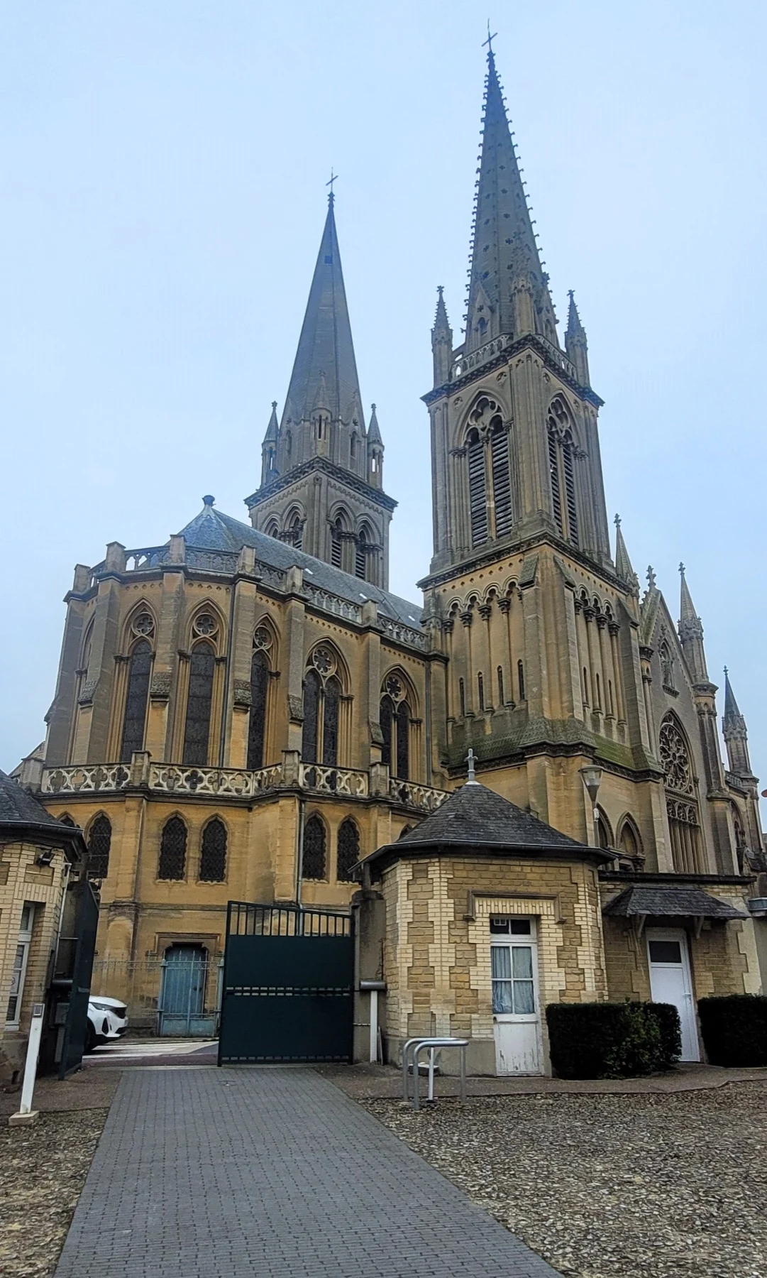 La basilique Notre-Dame de la Délivrande à Douvres-la-Délivrande, avec ses deux flèches gothiques