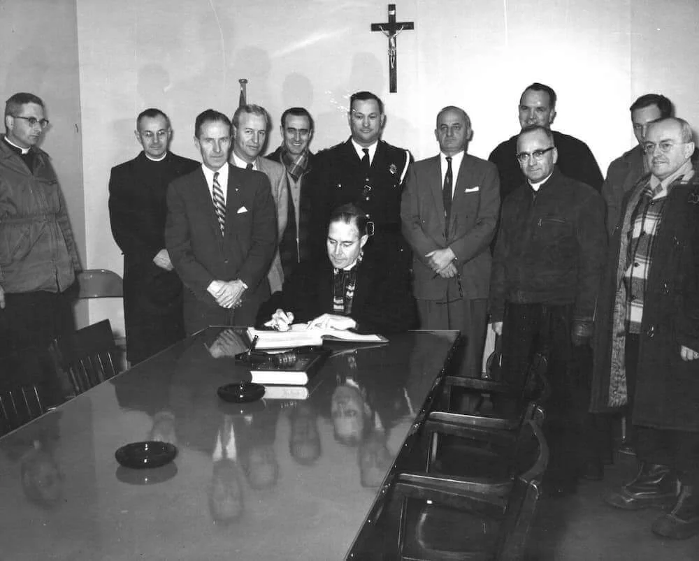 Mgr Couturier et les visiteurs réunis autour d’une table