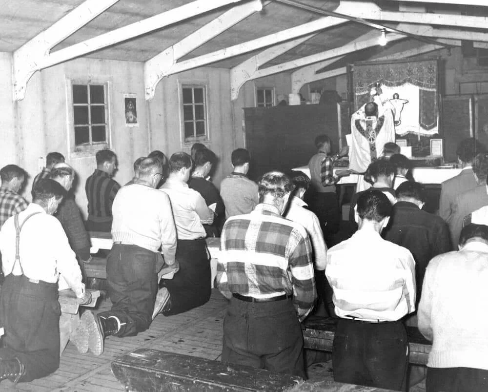 Les travailleurs prient dans la chapelle du chantier
